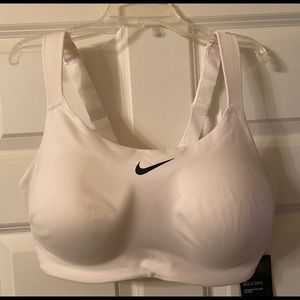 NWT Nike Bold Bra sports bra. Size 38DDD.